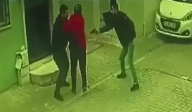 Bayraklı'da silahlı kavga: Sokaktaki kadını kalkan olarak kullandı!