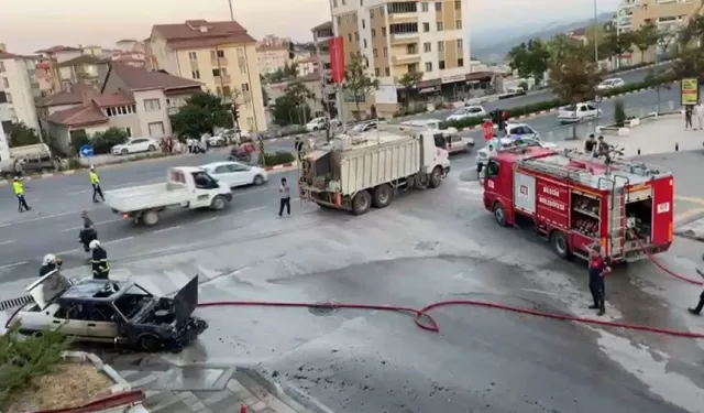 Burdur'da benzin hortumu patlayan otomobil alev aldı