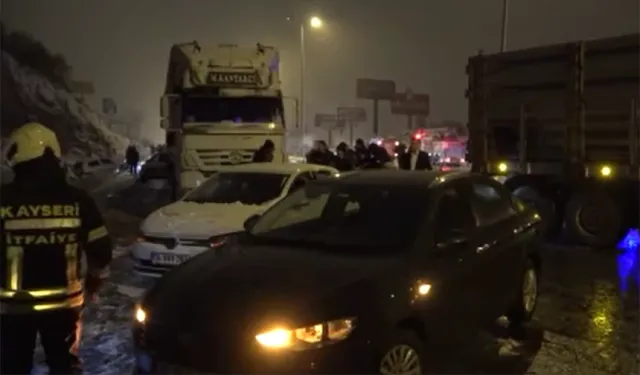 Kayseri’de 8 araçlı zincirleme trafik kazası: 1’i ağır, 5 yaralı