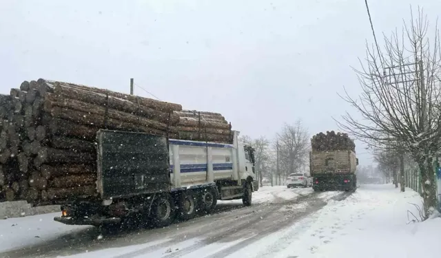 Kara kışta kar esareti başladı: Araçlar yollarda kaldı
