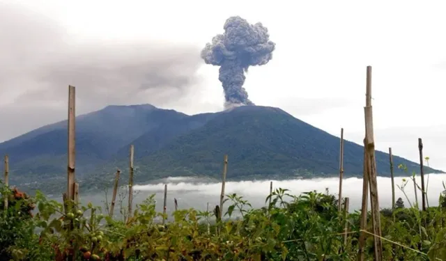Endonezya’da binlerce kişi etkilendi: Merapi Yanardağı yeniden patladı