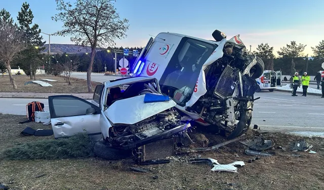 Sivas’ta ambulans ile otomobil çarpıştı: 1’i ağır 3 kişi yaralandı