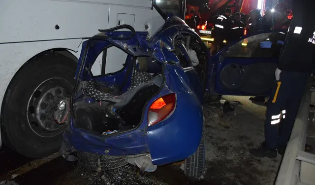 İzmir'de otomobil ile yolcu otobüsü çarpıştı: 1 ölü, 3 yaralı