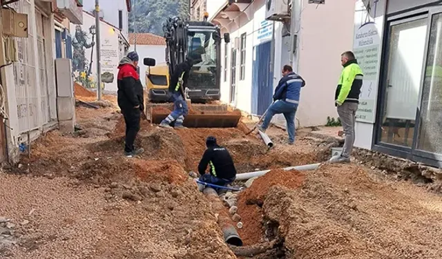 İZSU'dan Karaburun'da hummalı çalışma: Cumhuriyet Caddesi atık su hattına kavuştu