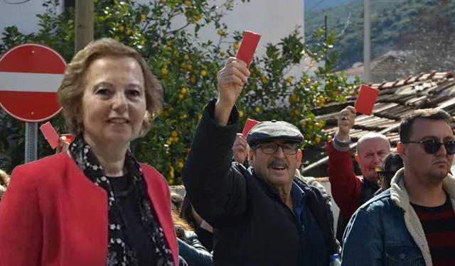 CHP'nin Karaburun Başkan Adayı Nurşen Balcı'ya tepki: Halk, ithal aday istemiyoruz diyerek kırmızı kart gösterdi