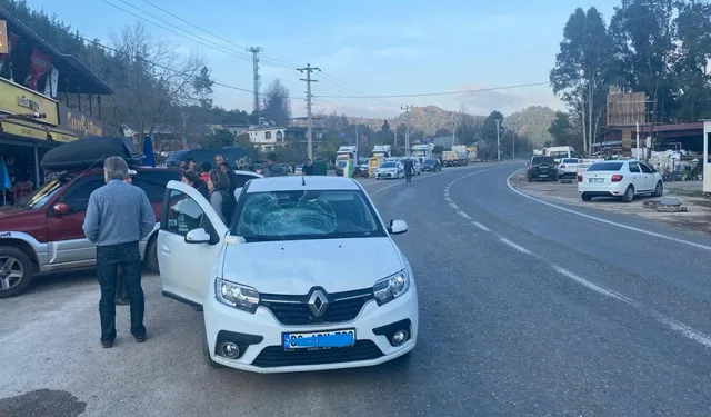 Marmaris’te kaza: Karşıdan karşıya geçen yaşlı adamı otomobil savurdu, çok sayıda kırığı var