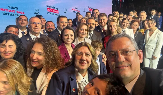 CHP’nin İzmir’deki aday tanıtım toplantısı sonrasında ‘ÖZEL’ selfie