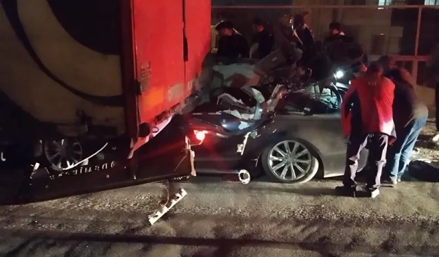 Mersin’de feci kaza: Tırın altına giren lüks otomobilin sürücü öldü