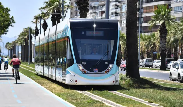 Karşıyaka tramvayında bisiklet gerginliği