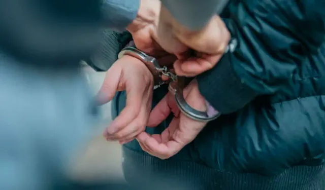 İzmir’de 17 yaşındaki uyuşturucu ticareti yapan genç gözaltına alındı: 4 bin 950 sentetik hap ele geçirildi