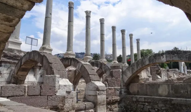 Adeta şehrin kalbinde: İzmir tarihinin tozlu sayfalarına ışık tutuyor
