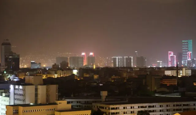 Çöl tozu fırtınası sürüyor: İzmir gece saatlerinde böyle görüntülendi