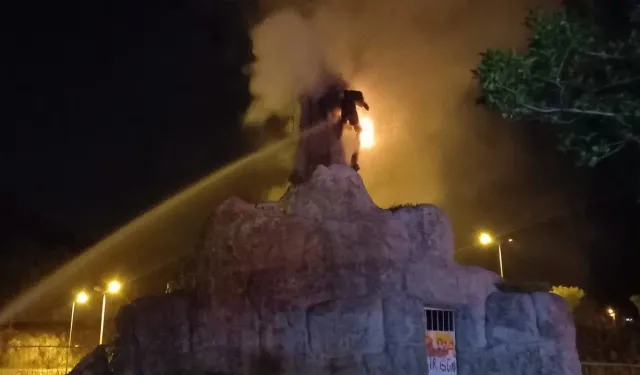 Milli mücadele kahramanının heykeli kundaklandı, geriye enkazı kaldı