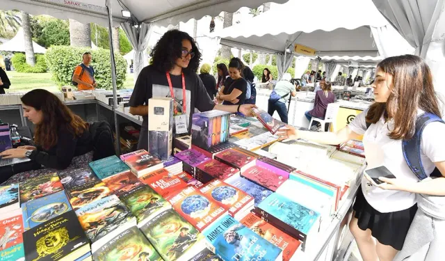 Eski günlerdeki gibi: İzmir Kitap Fuarı'nda festival havası