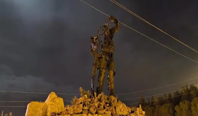 Milli Mücadele kahramanının heykelini yaktılar