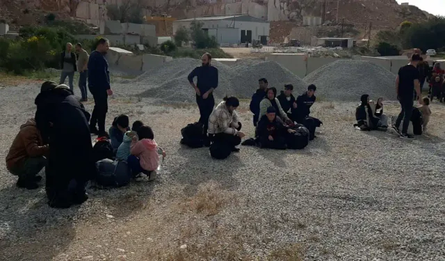 İzmir'de 27 düzensiz göçmen daha kurtarıldı