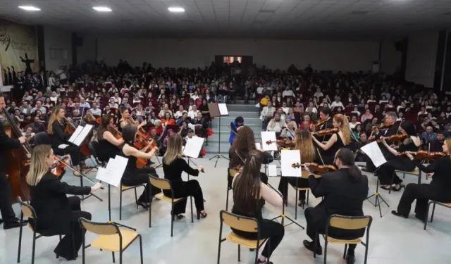 İzmir Senfoni orkestrası Denizli'de konser verdi