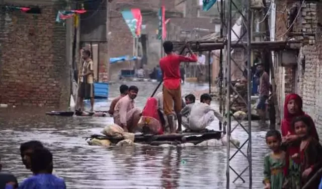 Pakistan'da sel ve yıldırım: 3 eyalette 26 kişi öldü