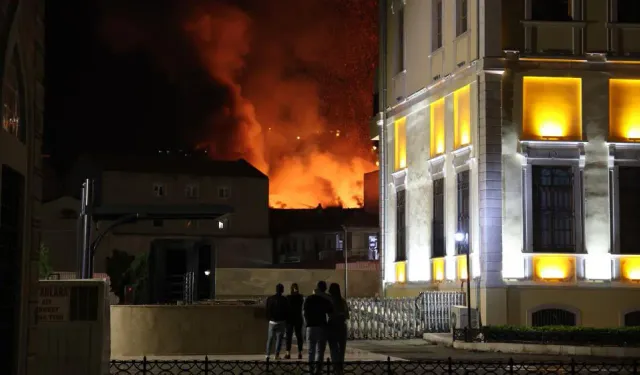 Tarihi Kemeraltı Çarşısı’nda büyük yangın: Kontrol altına alındı