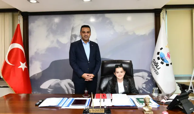 Koltuğunu 10 yaşındaki Deren'e bıraktı | Başkan Yıldız: Çocukların aydınlık zihinleri rehberimiz olacak