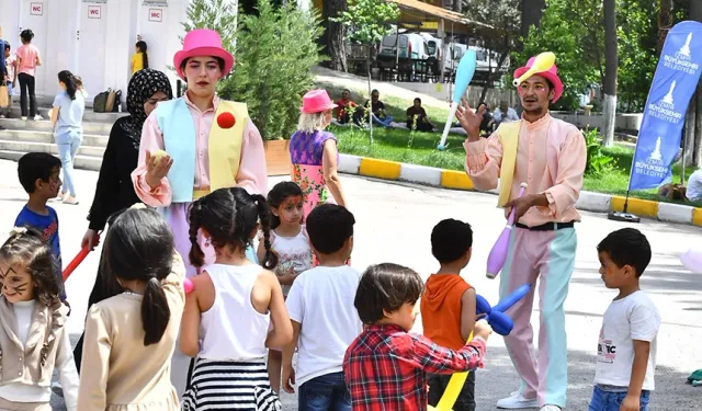 19 Mayıs coşkusu İzmir'i sardı: Gençlik Bayramı'nda çocuklar da doyasıya eğlendi