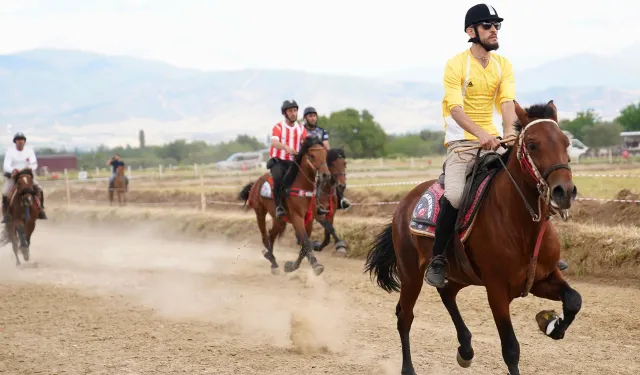 Tire'de Geleneksel Rahvan At Yarışları düzenlendi