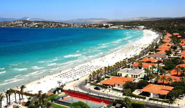 İzmir'in tropik görünümlü plajı: Esen rüzgarla deniz keyfi zirveye çıkıyor