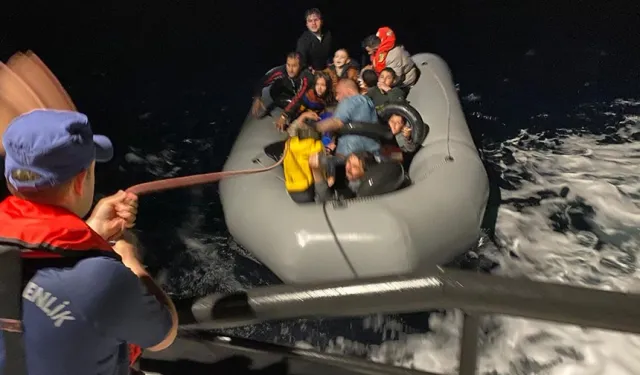 Foça açıklarında botları arızalanan 26 düzensiz göçmen kurtarıldı