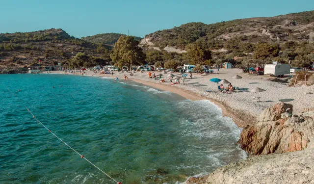 İzmirlilerin uğrak plajı: Denize sıfır kamp yapma imkanı sunuyor