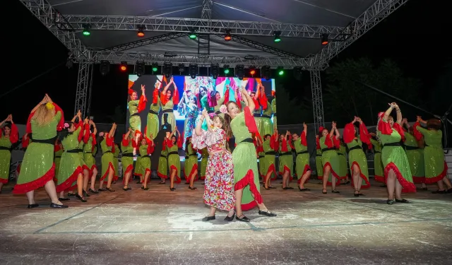 Gaziemir'de görsel şölen: Halk Dansları Gecesi düzenlendi