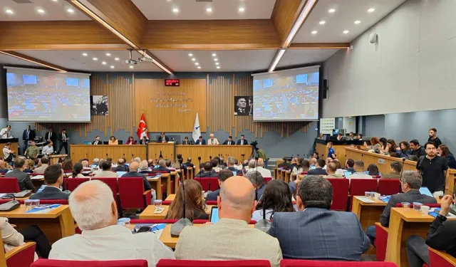 İzmir meclisinde gergin dakikalar: Bana yetersiz demek kimsenin haddi değil