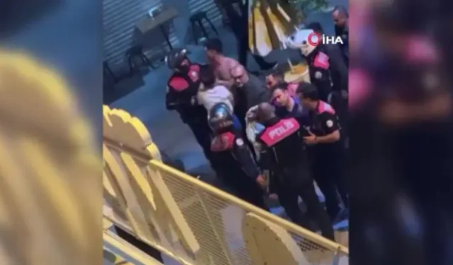 İzmir'de kavgaya müdahale eden polislere saldırı: Saniye saniye görüntülendi