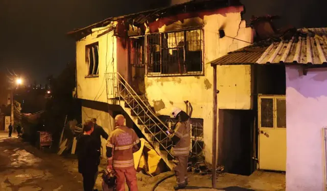Sakın yapmayın: Prizde unutulan şarj aleti İzmir'de bir evi kül etti