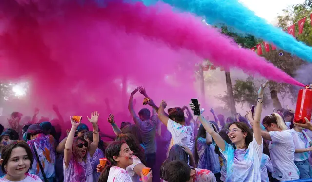 Tire'de renkli anlar: Gençler Color Fest ile eğlendi