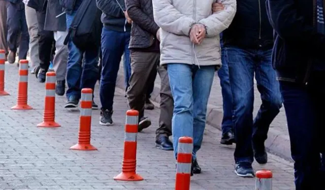 İzmir'de iki ilçeye operasyon: Yüklü miktarda kaçak tütün ve etil alkol ele geçirildi