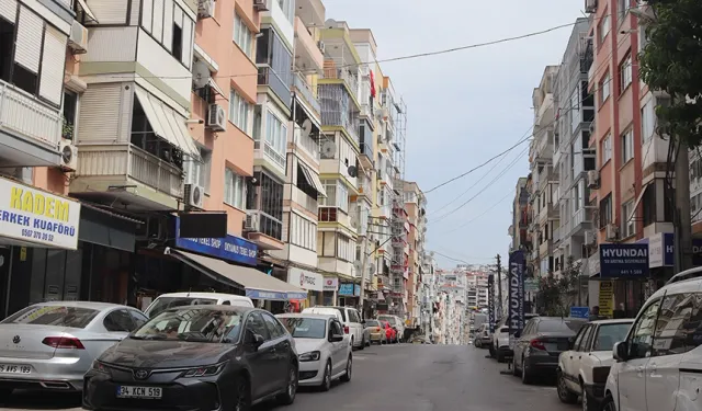 İzmir'de mahalleliye cehennemi yaşatıyor: 6. kattaki evinden eşyaları fırlatan adam vatandaşları canından bezdirdi