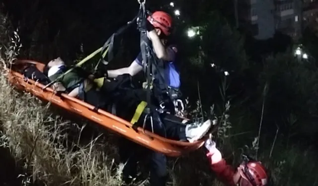 İzmir'de yamaçtan aşağı yuvarlanan genç kız, vinç yardımıyla kurtarıldı