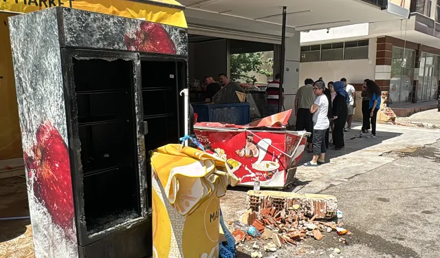 Buca'da ehliyetsiz sürücü dehşeti: Araçla kafeye daldı, 3 kişi yaralandı