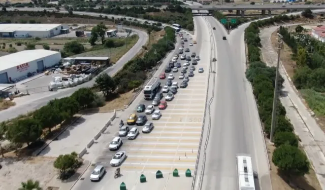 İzmir'de alışılmış bayram manzaraları: Alaçatı Gişeleri'ndeki yoğunluk böyle görüntülendi