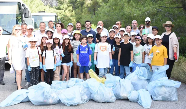 Balçovalı minikler baraj yolunu temizleyerek büyüklere seslendi: Çöp atmayın