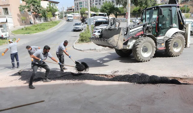 Bayraklı'nın kanayan yarasına merhem: Bozuk yollar yenileniyor