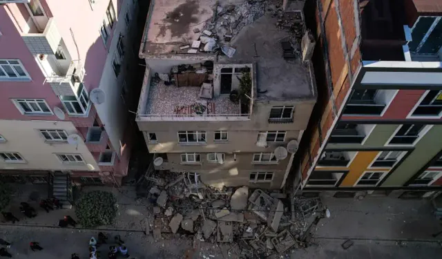 4 katlı bina çöktü: Ekipler olay yerinde
