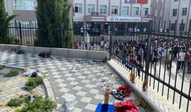 Bu görüntüler İzmir'e yakışmıyor: Okul çevresi çöp yığını oldu