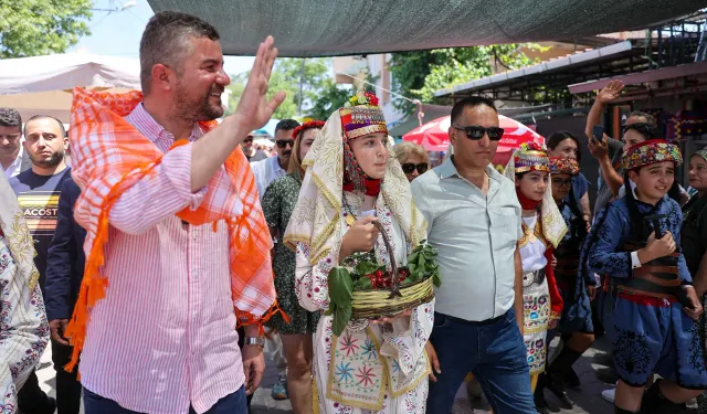 Buca'da Kiraz Festivali coşkusu: İzmirliler büyük ilgi gösterdi