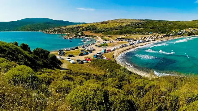 İzmir'in pırıl pırıl koyları ile ünlü köyü: Kamp sevenlerin akınına uğruyor