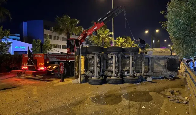 İzmir'de kaza: Lastikleri patlayan kamyonun dorsesi devrildi