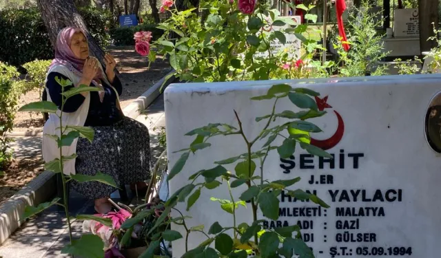 İzmir'de buruk bayram arefesi: Şehitlikler ziyaret edildi