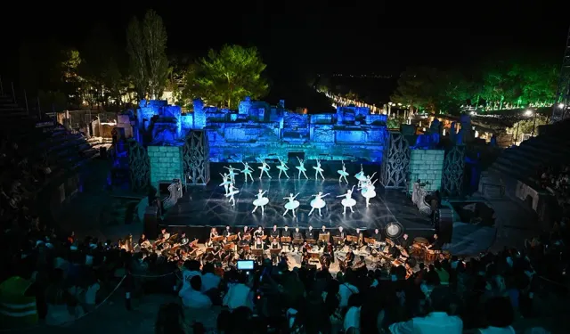 İzmir'de rüya görüntüler: Uluslararası Efes Opera ve Bale Festivali başladı