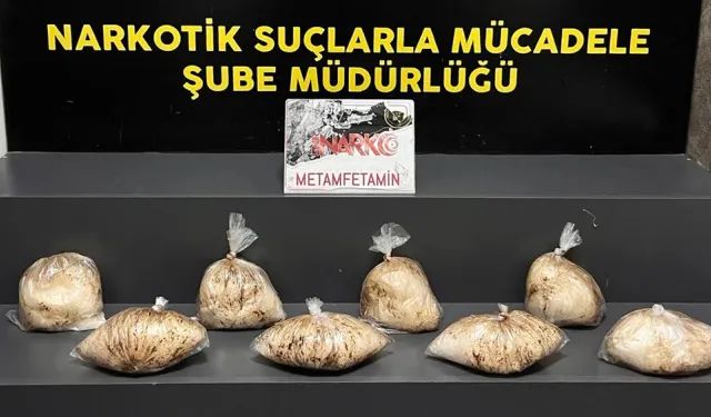 İzmir'de zehir operasyonu: Otomobilinden 8 kilo uyuşturucu çıktı