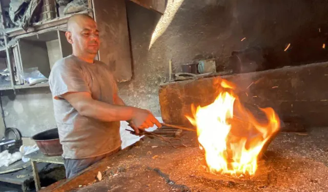 İzmir'in havası onlara serin geliyor: 70 derecelik sıcaklıkta ekmek parası kazanıyorlar